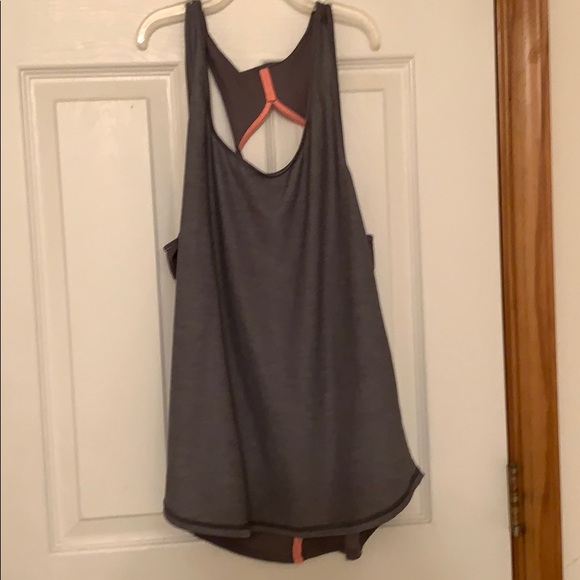 3 pack of Under armor tank tops - Picture 3 of 4